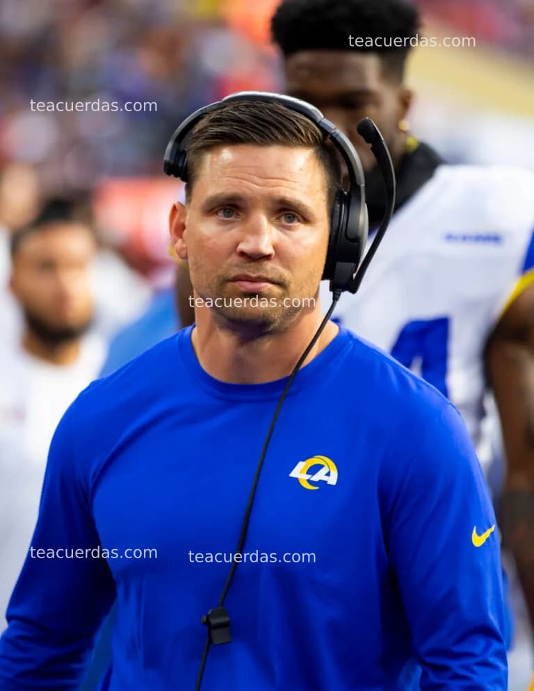 Chris Shula, coordinador defensivo de los Rams, no se preocupa por ofertas de entrenador en jefe por ahora